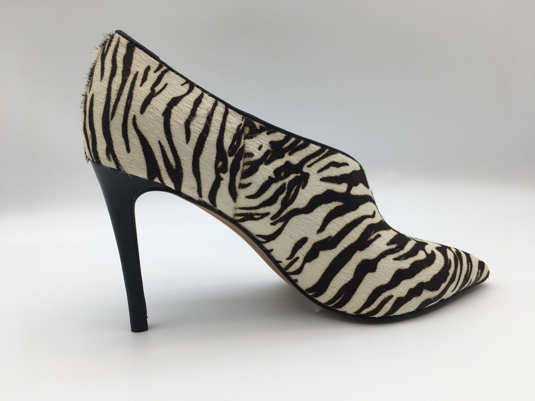 zebra desenli stiletto topuk Bayan Elbise Botları, yumuşak iki tonlu napa deri, V şekilli tasarım sayalı sivri burun